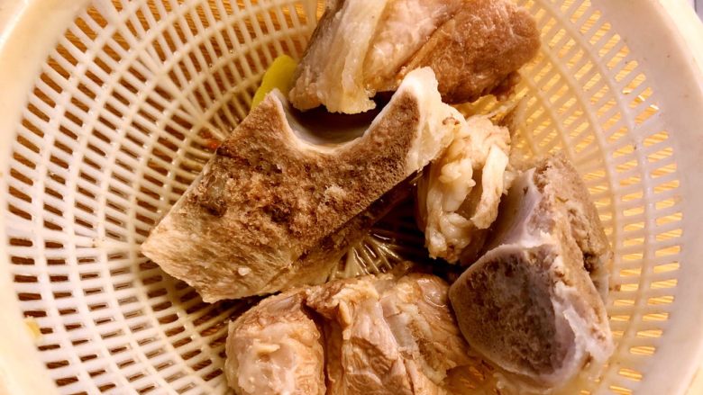 莲藕猪骨汤,冷水下锅,飞水后洗净。