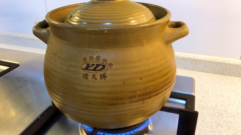 莲藕猪骨汤,大火煮开,保持20分钟(注意不要让汤汁溢出),再转小火慢煲2小时。