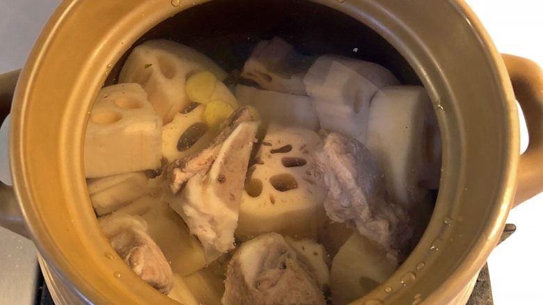 莲藕猪骨汤,所有材料冷水入锅。水量一次下够,中途最好不要再加水。
