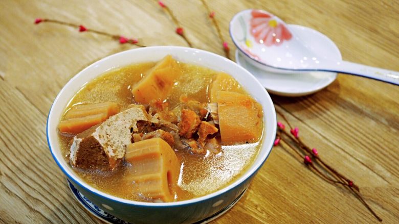 莲藕猪骨汤,莲藕饱腹,可以少做些饭哦。