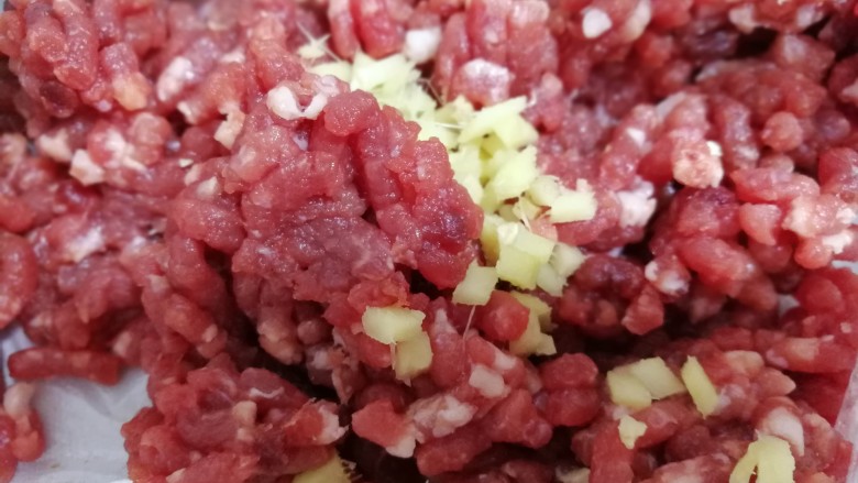 酥嫩牛肉丸,300颗牛肉馅放一个大碗里,放入切好的姜碎,