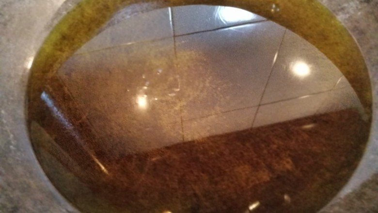 酥嫩牛肉丸,锅内添油烧热,