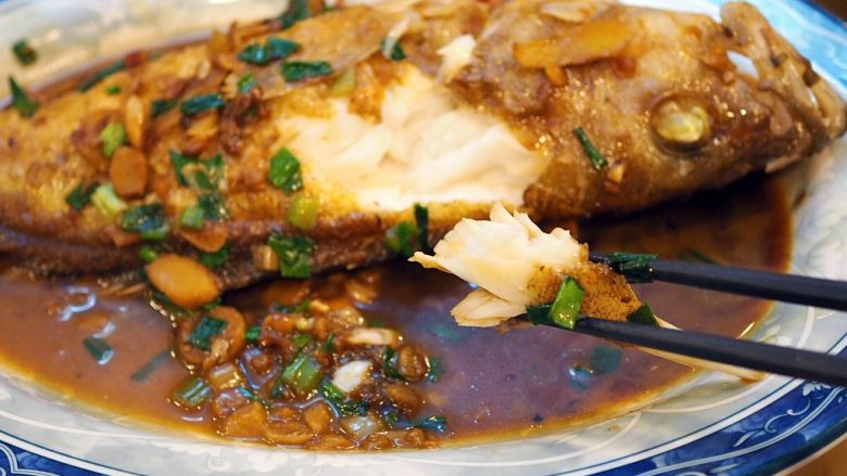 红烧野生石斑鱼
(内附煎鱼不粘锅窍门),白嫩如鸡肉的鱼肉,更多了一份鲜美!