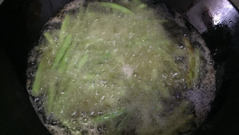 干煸四季豆,放入所有四季豆,大火炸五分钟左右,期间翻动