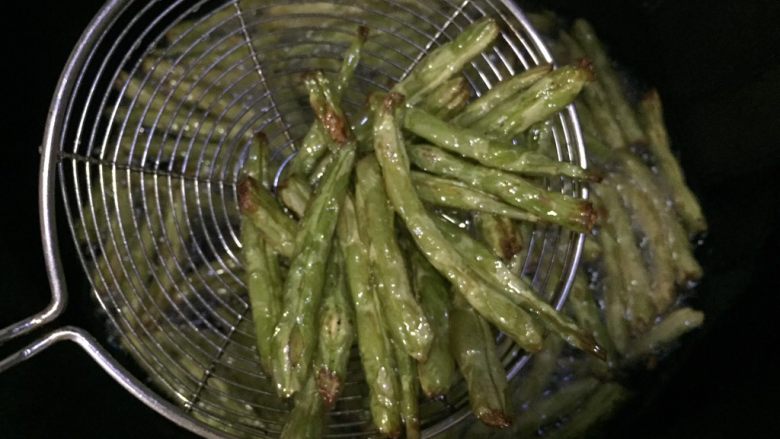 干煸四季豆,炸至皮皱皱的,就可以了