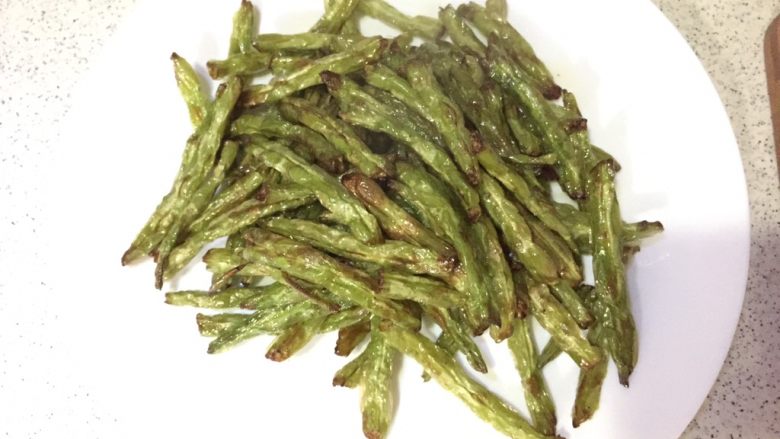 干煸四季豆,捞出备用,先捞后关火