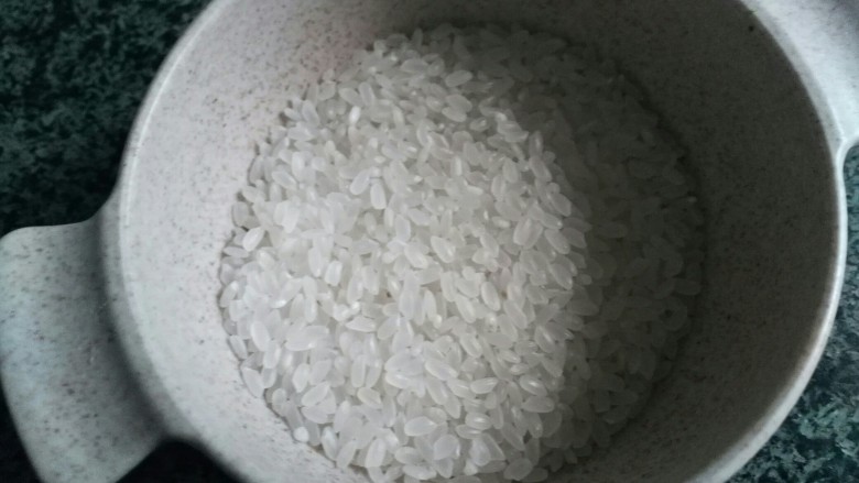 宝宝辅食,鲜虾鸡肉杂蔬粥,<a style='color:red;display:inline-block;' href='/shicai/ 492'>大米</a>洗净,浸泡一会儿