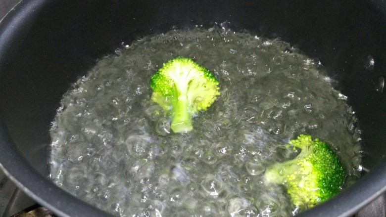 宝宝辅食,鲜虾鸡肉杂蔬粥,<a style='color:red;display:inline-block;' href='/shicai/ 119'>西兰花</a>洗净
在沸水里煮2分钟