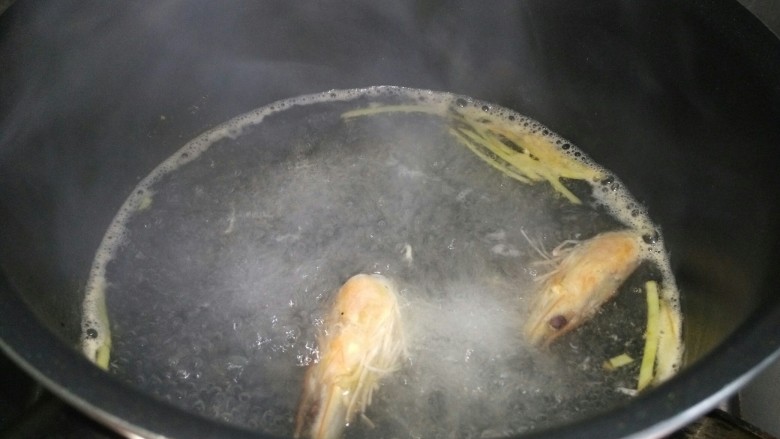 宝宝辅食,鲜虾鸡肉杂蔬粥,煮出虾油后把姜丝捞出