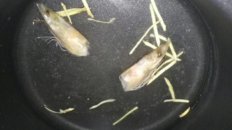 宝宝辅食,鲜虾鸡肉杂蔬粥,加入适量清水和虾头熬煮