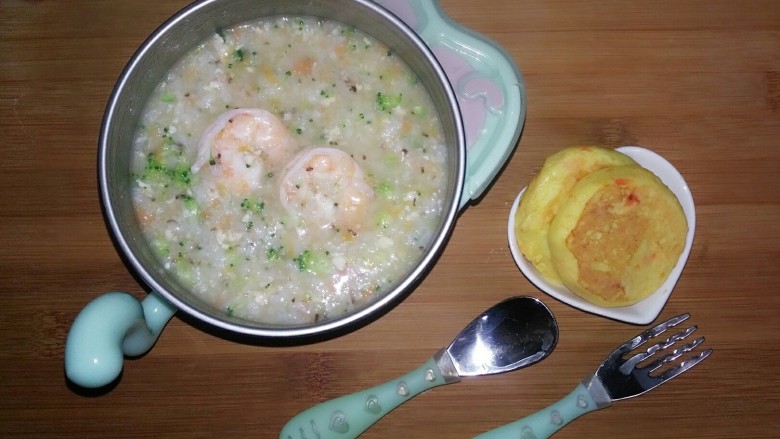 宝宝辅食，鲜虾鸡肉杂蔬粥,配上土豆奶酪饼
我家宝宝开饭了