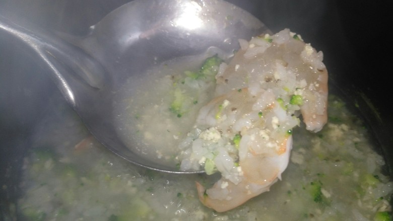 宝宝辅食,鲜虾鸡肉杂蔬粥,待粥变粘稠后加入虾肉
