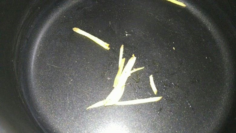 宝宝辅食,鲜虾鸡肉杂蔬粥,锅中滴少许橄榄油
煸炒姜丝