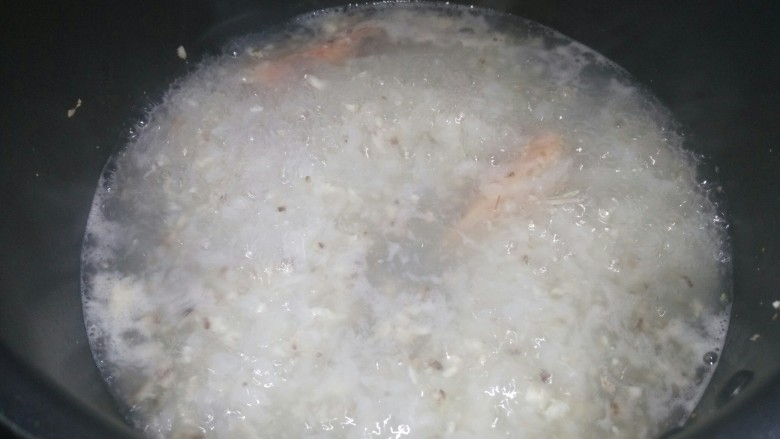 宝宝辅食,鲜虾鸡肉杂蔬粥,将提前煮好的粥加入虾汤中