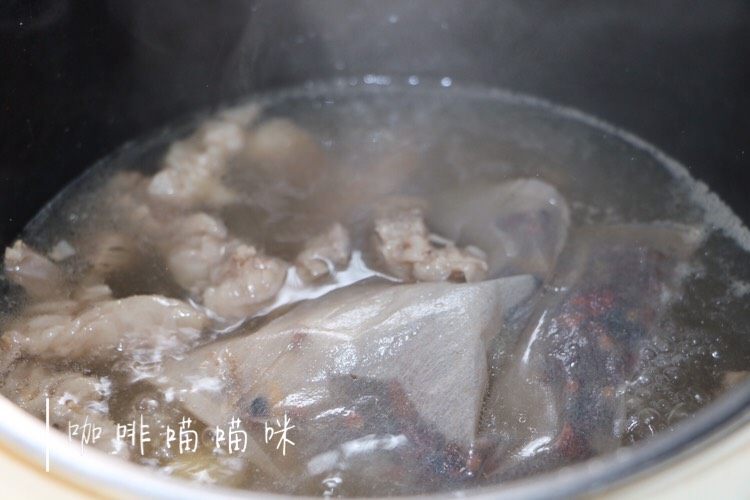 香辣牛肉条,牛肉放入锅中煮炖四十分钟,可放三,四瓣姜