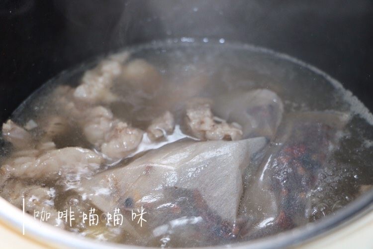 香辣牛肉条,牛肉放入锅中煮炖四十分钟，可放三，四瓣姜