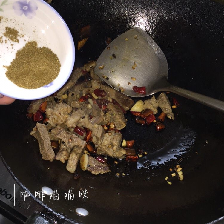 香辣牛肉条,牛肉条倒入翻炒,加入盐、<a style='color:red;display:inline-block;' href='/shicai/ 146542'>孜然粉</a>翻炒均匀即可出锅