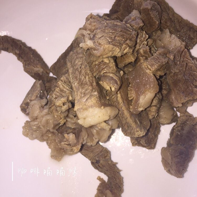 香辣牛肉条,捞出沥干水分晾凉待用