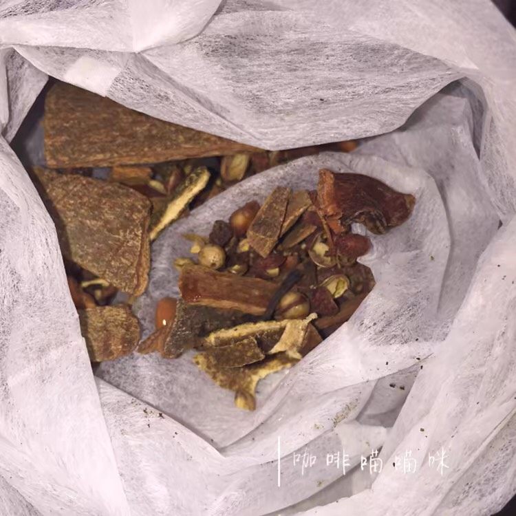 香辣牛肉条,将卤肉料中所有食材放入茶包袋或者隔渣包中封口,待放入锅中炖煮