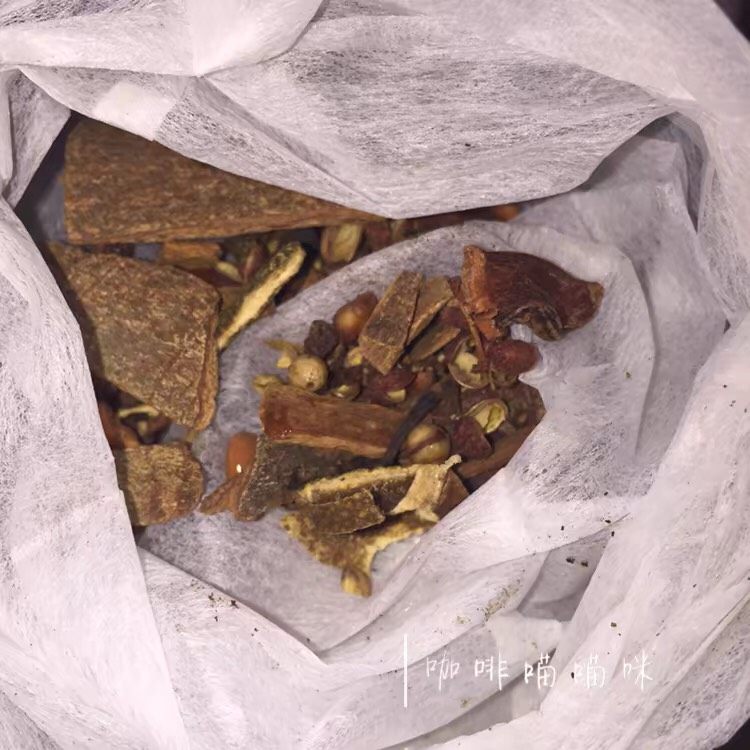 香辣牛肉条,将卤肉料中所有食材放入茶包袋或者隔渣包中封口，待放入锅中炖煮