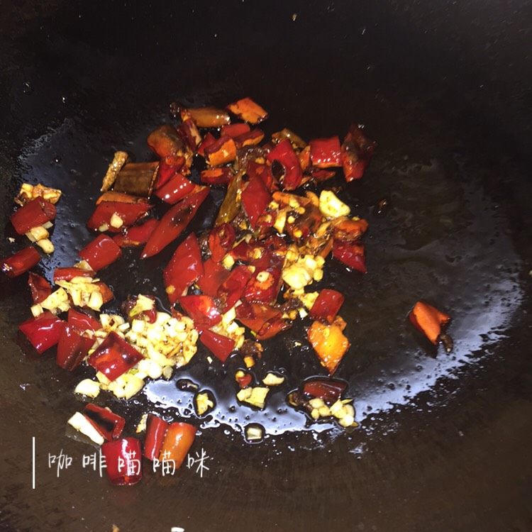 香辣牛肉条,锅烧热倒入适量食用油(热锅凉油),放入蒜瓣,姜片,干辣椒爆炒,注意火候不宜太大,容易把干辣椒炒糊^_^