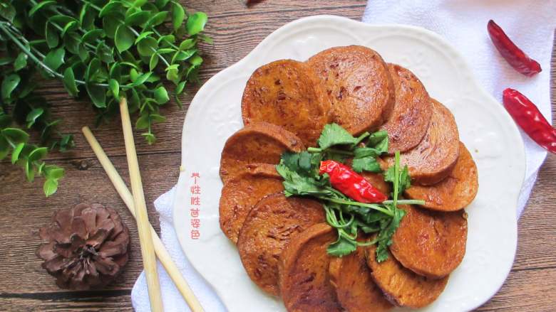 馋嘴素鸡,一开始就要加足水量,让素鸡喝足调味料汁,最后收汁要浓,素鸡的味道也就浓