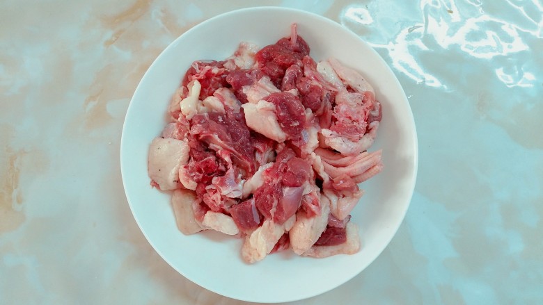 沙参玉竹枸杞山药土鸭养生汤,买半截乡下来的土鸭子!剁成小块!洗干净冲净血水!