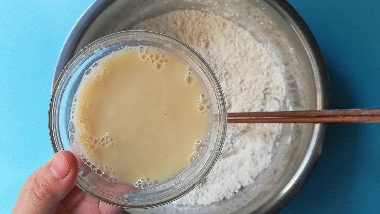 红糖红枣馒头,倒入酵母水