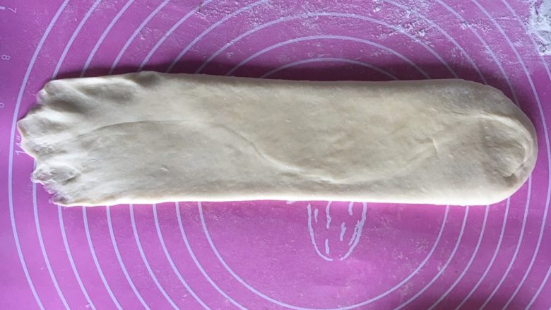 直接法经典淡奶油方吐司,翻面,一头捻薄