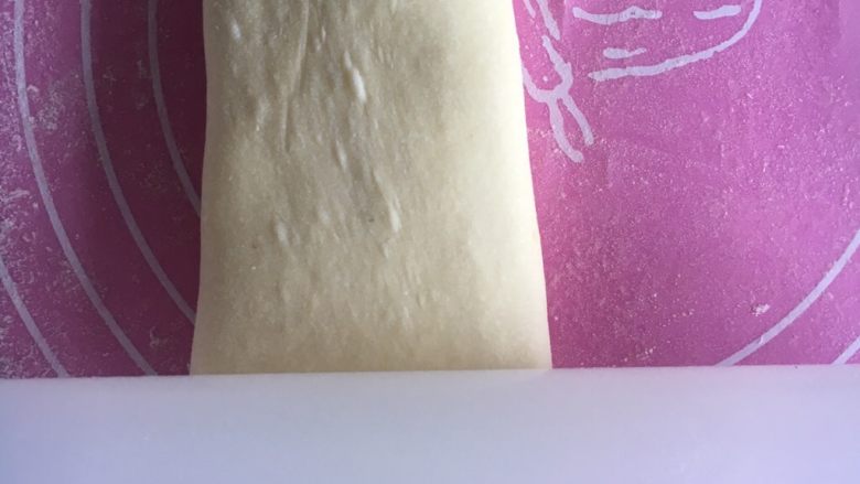 直接法经典淡奶油方吐司,再把一个擀好的面团压扁擀长