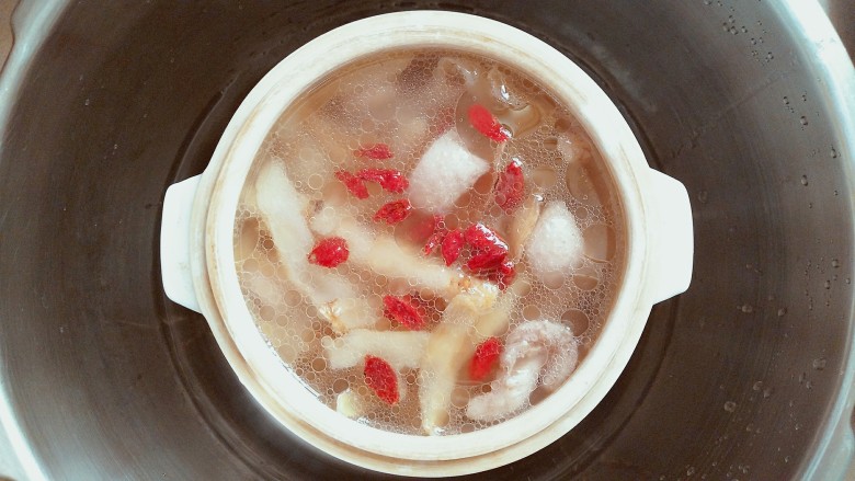 沙参玉竹枸杞山药土鸭养生汤,最后再放浸泡好的玉竹沙参和<a style='color:red;display:inline-block;' href='/shicai/ 673'>枸杞</a>,放3g盐下去!
