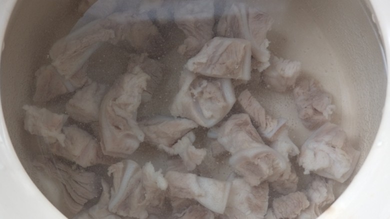 脆骨萝卜金钩汤,砂锅接好水,把脆骨放入。