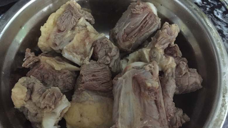 养生牛尾汤,牛尾汆水后,再次冲洗干净备用。