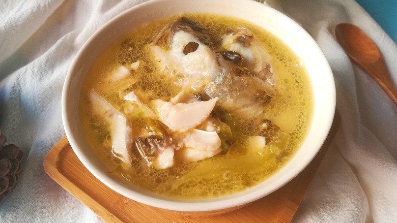 酸菜黑鱼汤,不用下调味料,酸菜自带的酸咸,鱼肉的嫩甜,汤汁浓郁鲜香