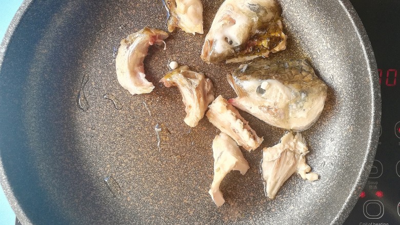 酸菜黑鱼汤,煎至过程不要移动鱼骨头,直至熟透金黄色翻面继续煎,同样不要移动鱼骨头