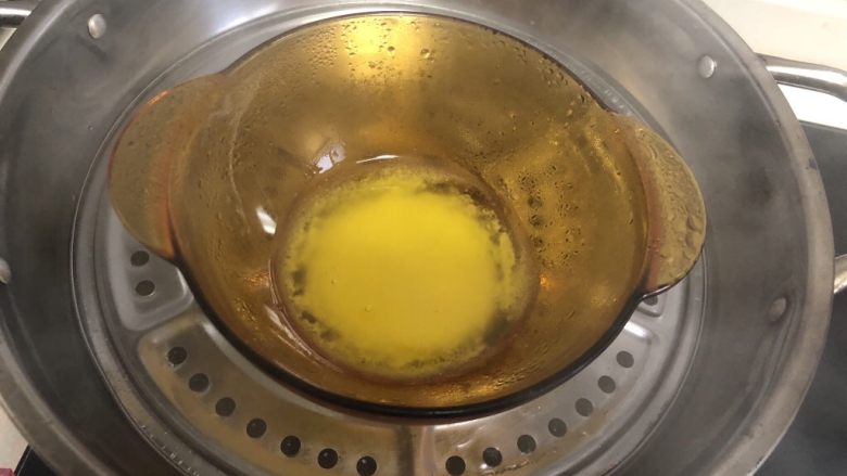 熬糖版花生牛轧糖,中火等黄油融化了可以关火,黄油始终坐在热水里保持温度。