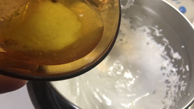 熬糖版花生牛轧糖,把黄油从热水中拿出来,把混合好的糖浆放入热水中保温,然后把黄油分三次加入糖中,同样用打蛋器高速打发,混合搅拌均匀。
记得分次加入黄油,打到顺滑均匀了再倒第二次,黄油全部倒进去混合完不要马上停止,同样多打发几十秒。