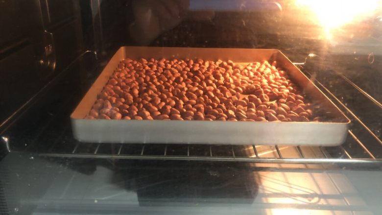 熬糖版花生牛轧糖,糖浆快熬好的时候记得把花生米放烤箱里保温,温度设置80度左右。