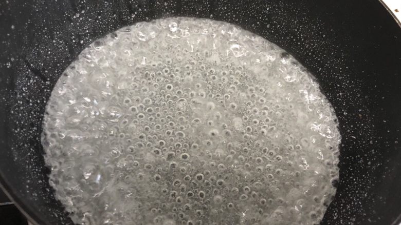 熬糖版花生牛轧糖,放置火上,中火烧沸转最小火。