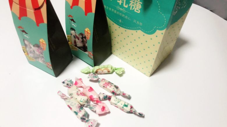 熬糖版花生牛轧糖,牛轧糖无需放冰箱冷藏,常温就好,糖纸包装的牛轧糖也要尽快吃完 ,糖纸也会或多或少的吸入空气中的湿气使牛轧糖变软,封口机包装的牛轧糖常温放一个月也没有问题,大家可以提前动手做起来,配上精美的包装礼盒,春节的时候时候送亲朋好友非常不错哦。。