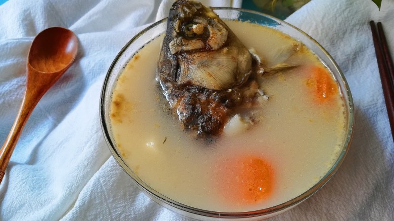 胡萝卜山药鲫鱼汤,出锅即可食用,奶色鲫鱼汤,营养满分
