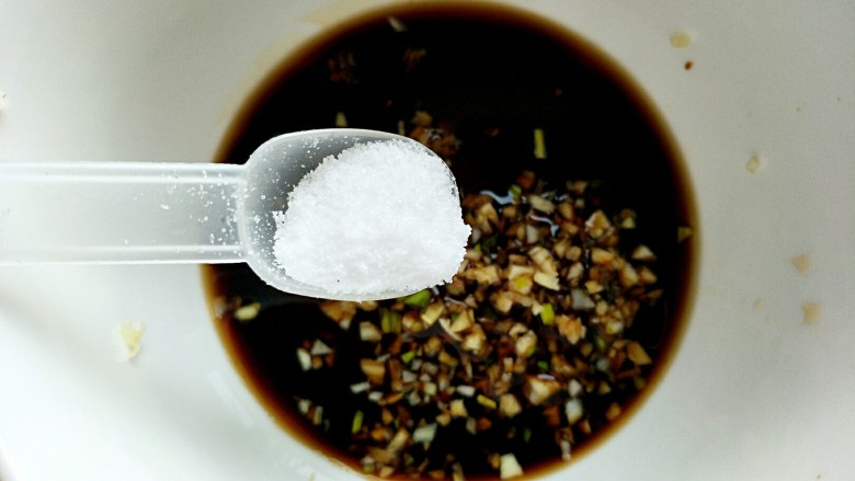 清拌菠菜,加入盐,搅拌均匀