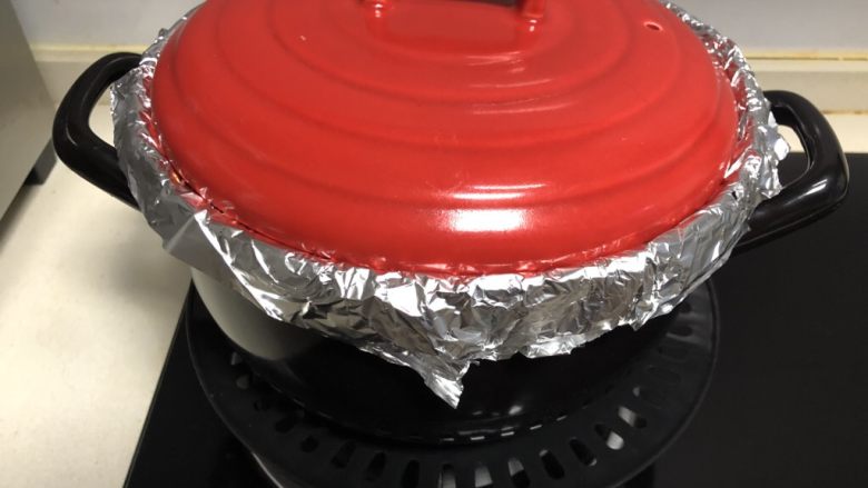 黑乐砂锅烤羊排,烤架上面再铺一张锡纸,摆上腌制入味的羊排。