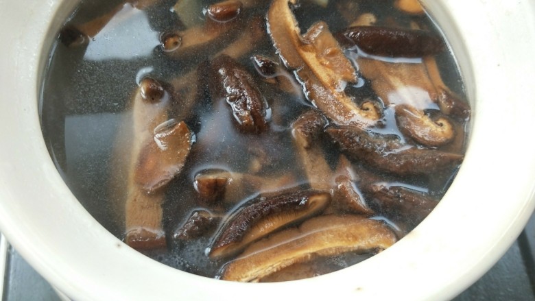 脆骨萝卜金钩汤,汤炖一小时后,放香菇片,继续小火慢炖40分钟。