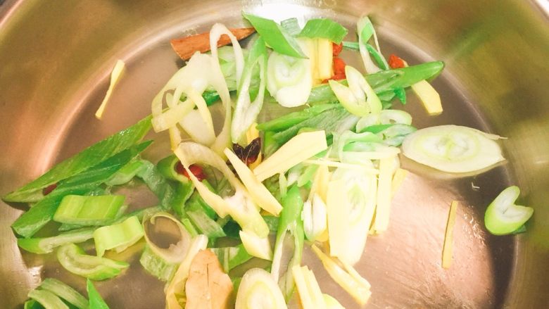 鲫鱼豆腐汤,放点油到锅里爆炒其他的材料