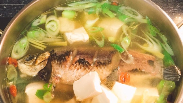 鲫鱼豆腐汤,再放入鱼和豆腐。煮开了就可以放点盐和胡椒粉。小火慢炖20分钟。