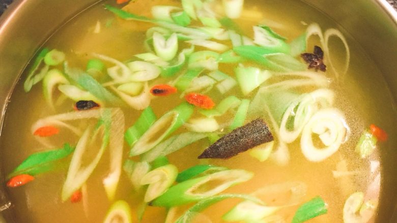 鲫鱼豆腐汤,炒香了之后就可以导入开水了