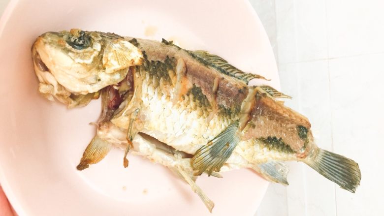 鲫鱼豆腐汤,把鱼两面煎到金黄色