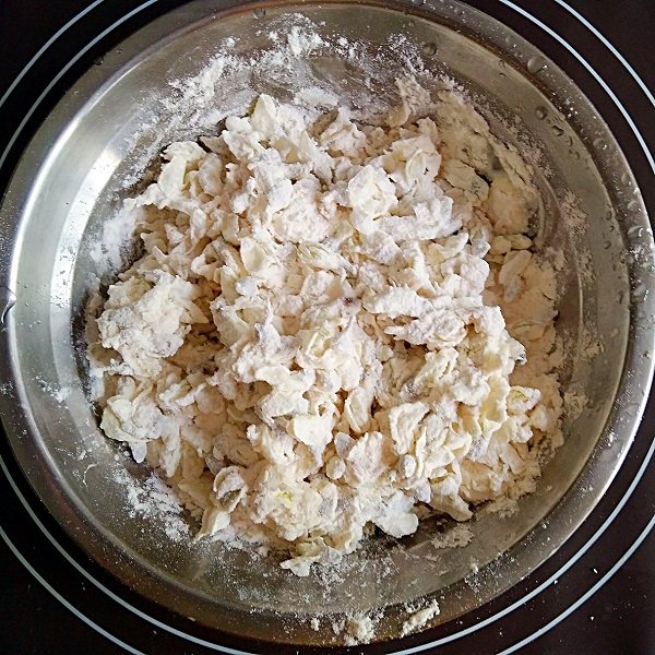 手撕槐花饼,少量多次加入温水,和成面团。