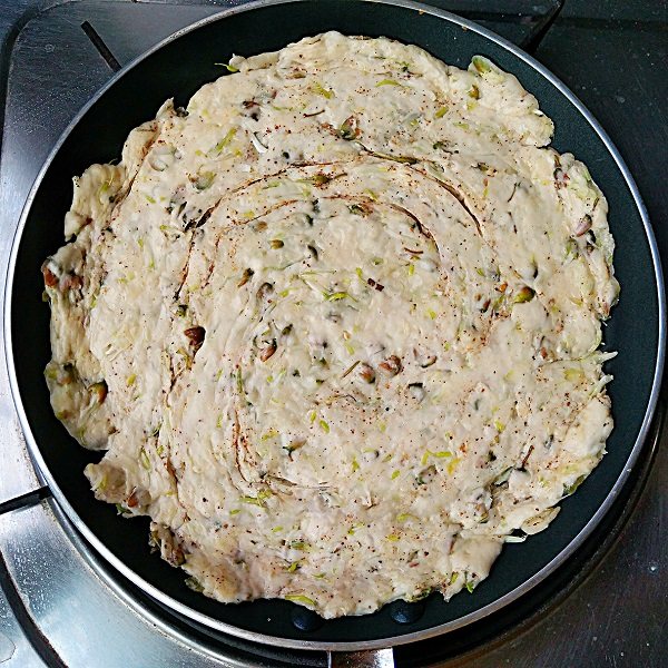 手撕槐花饼,不沾平底锅中火预热一下,然后放进擀好的饼坯,转小火慢烙。